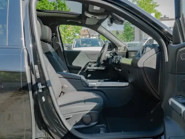 Mercedes-Benz GLB 220