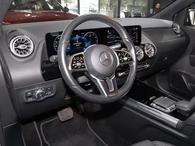 Mercedes-Benz B 180