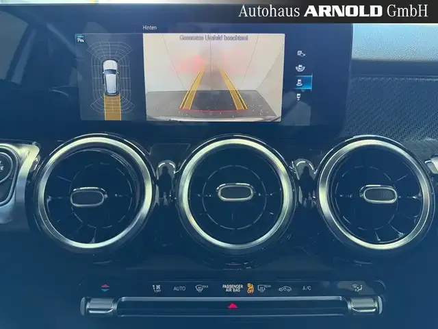 Mercedes-Benz GLB 220