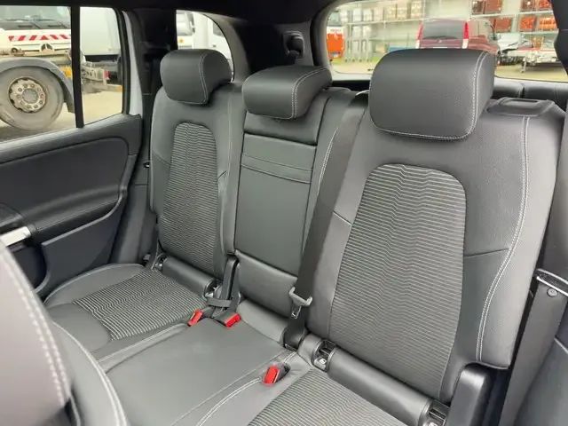 Mercedes-Benz GLB 220