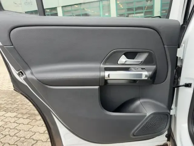 Mercedes-Benz GLB 220