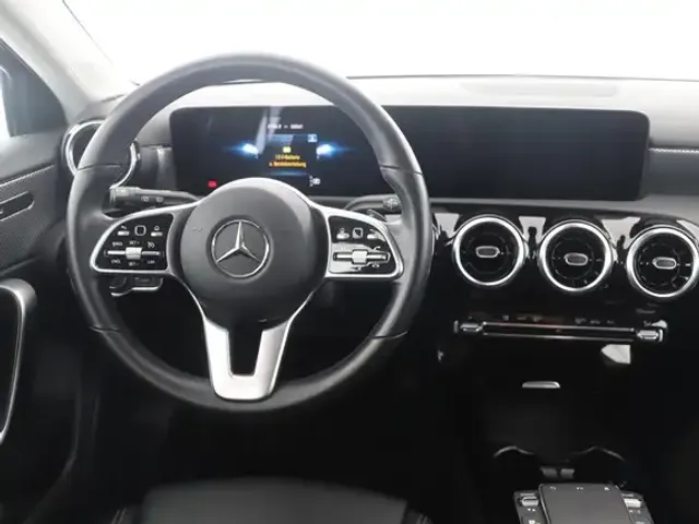Mercedes-Benz A 220