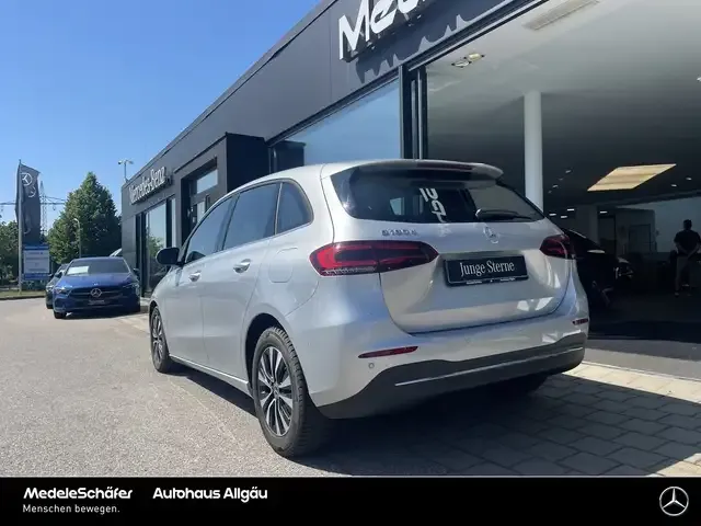 Mercedes-Benz B 180