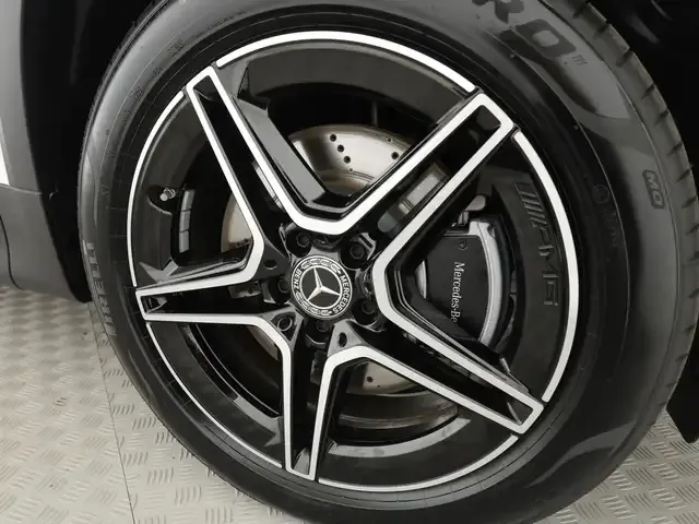 Mercedes-Benz GLB 220