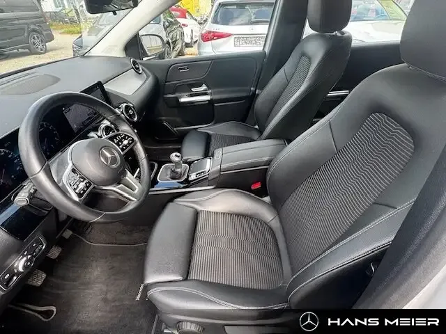 Mercedes-Benz B 180