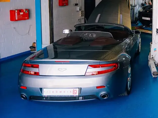 Aston Martin V8