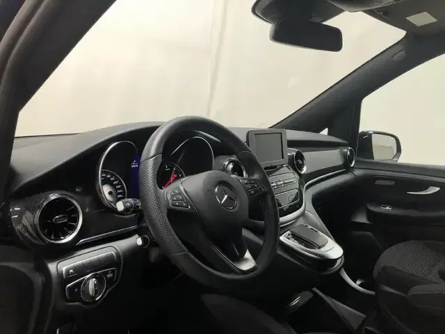 Mercedes-Benz V 220