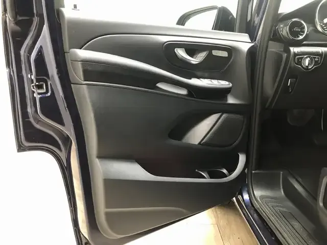 Mercedes-Benz V 220