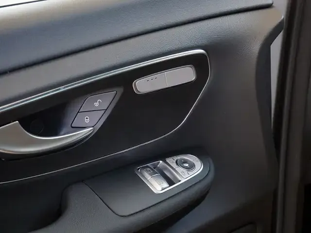 Mercedes-Benz V 220