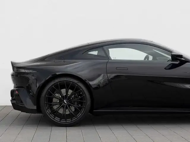 Aston Martin V8