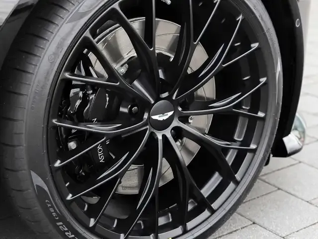 Aston Martin V8