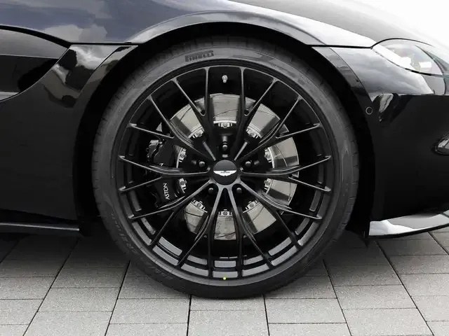 Aston Martin V8