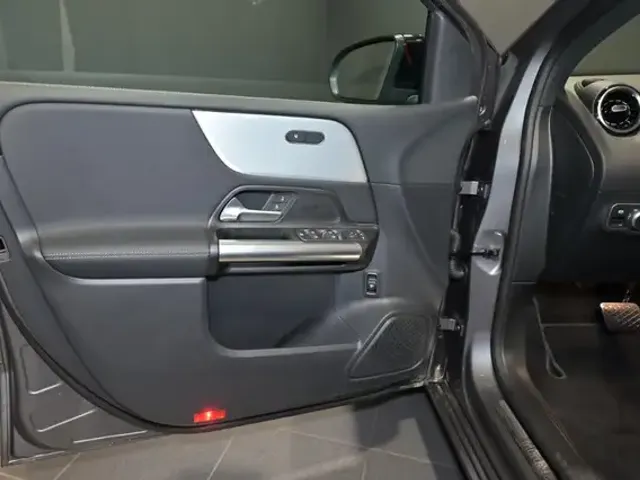 Mercedes-Benz B 220
