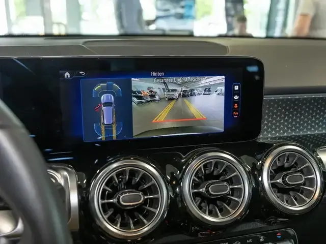 Mercedes-Benz EQB 300