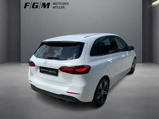 Mercedes-Benz B 180