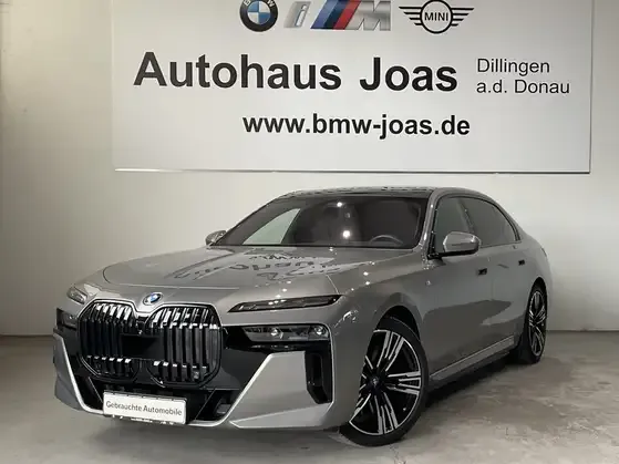 BMW i7