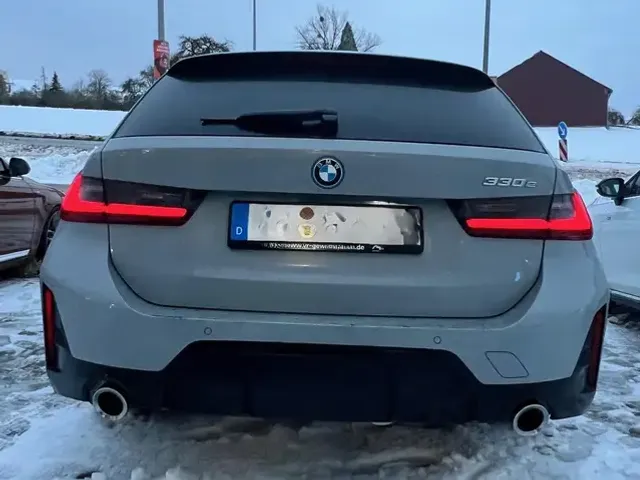 BMW 330