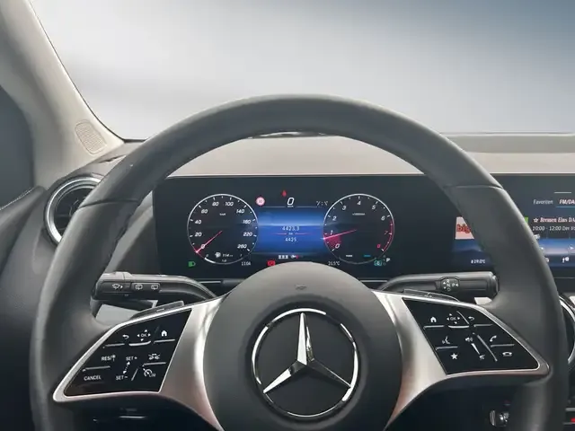 Mercedes-Benz B 180