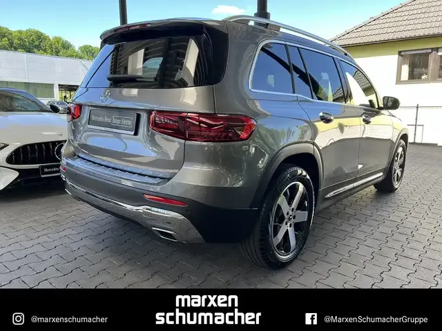 Mercedes-Benz GLB 220
