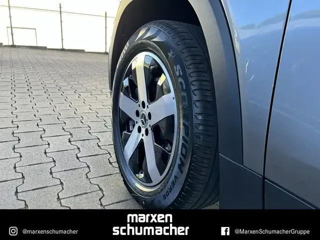 Mercedes-Benz GLB 220