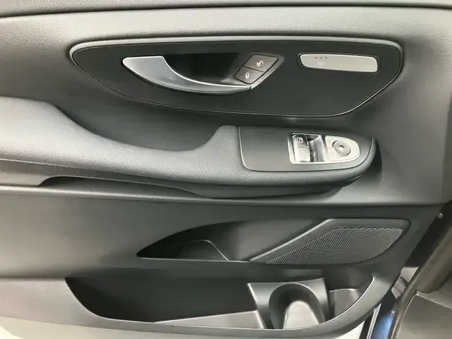Mercedes-Benz V 220