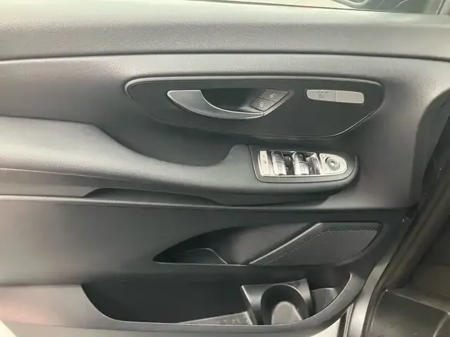 Mercedes-Benz V 220