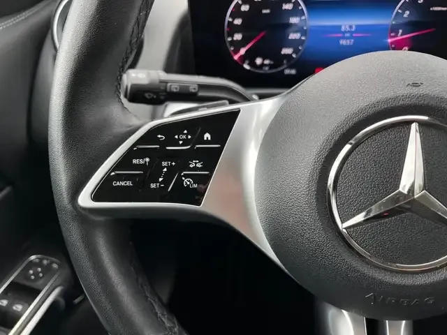 Mercedes-Benz GLB 220