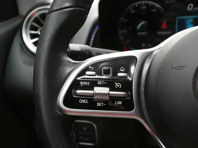 Mercedes-Benz GLB 220