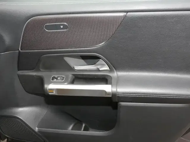 Mercedes-Benz GLB 220