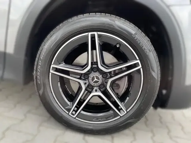 Mercedes-Benz GLB 220
