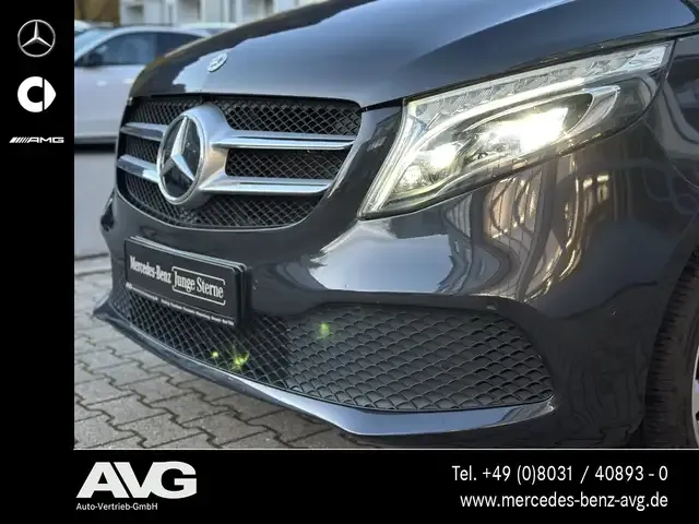 Mercedes-Benz V 220