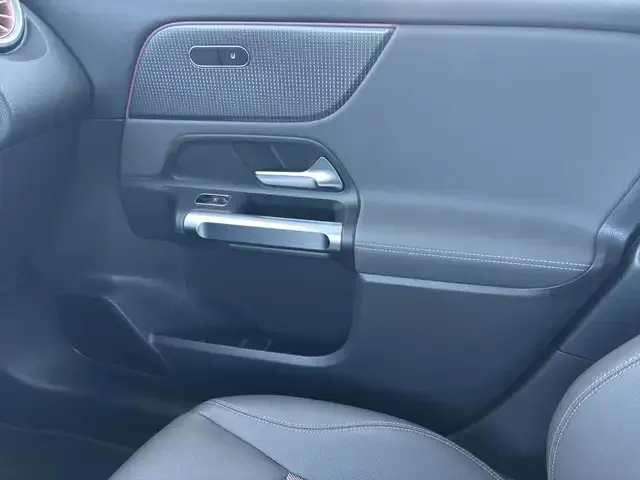 Mercedes-Benz EQB 300