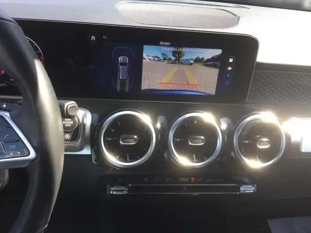 Mercedes-Benz GLB 220