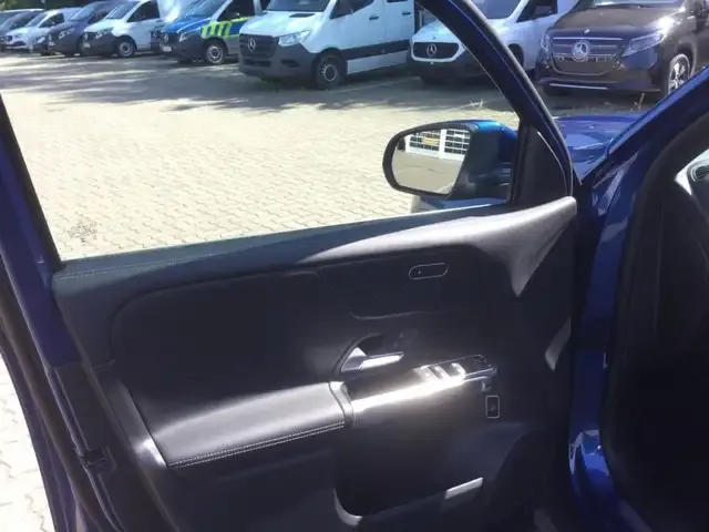Mercedes-Benz GLB 220