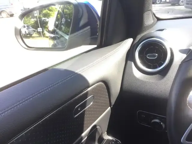 Mercedes-Benz GLB 220