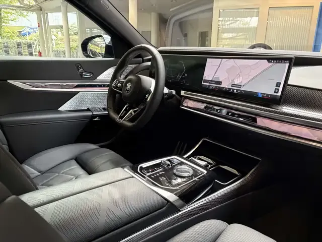 BMW i7