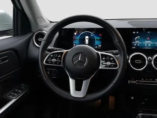 Mercedes-Benz GLB 220