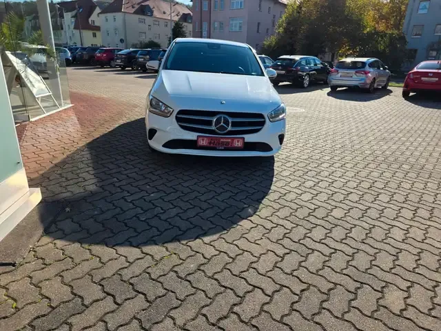 Mercedes-Benz B 180