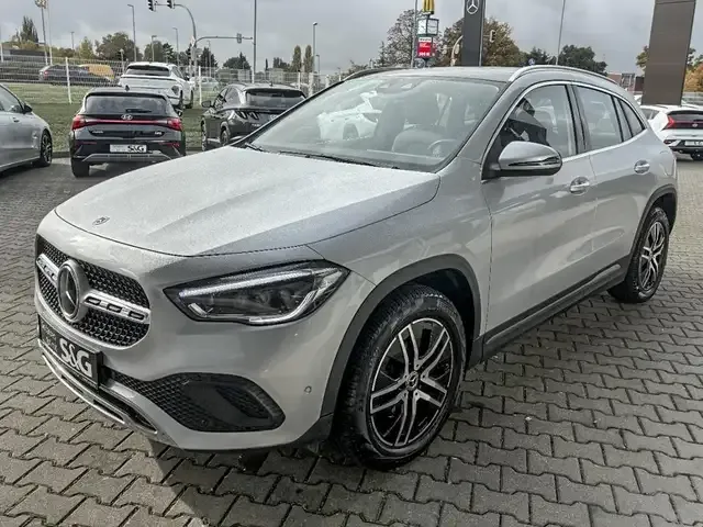 Mercedes-Benz GLA 220