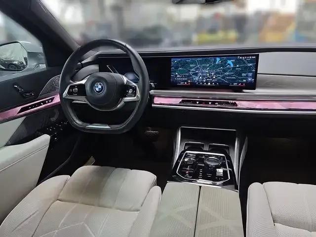 BMW i7