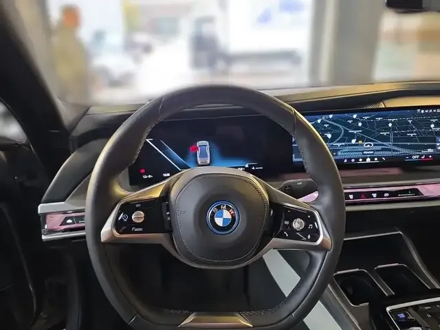 BMW i7