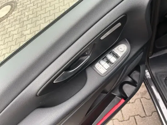 Mercedes-Benz V 220