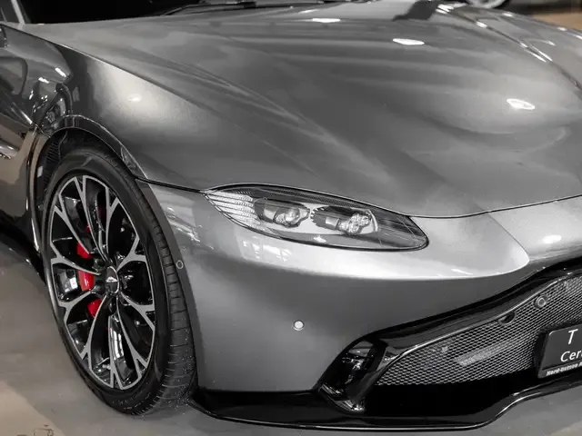 Aston Martin V8