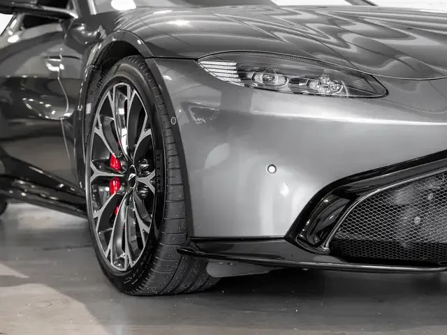 Aston Martin V8