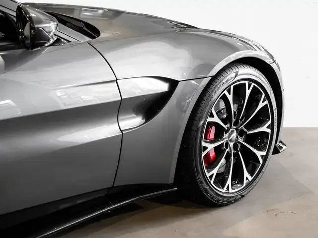 Aston Martin V8