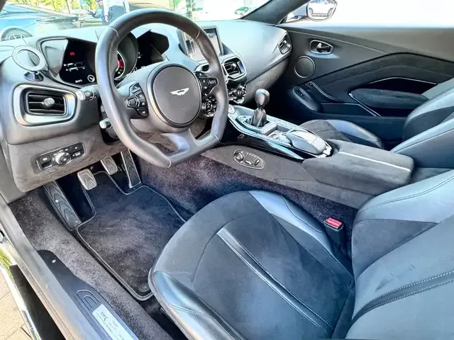 Aston Martin V8