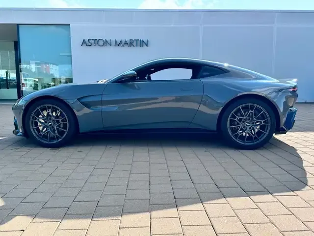 Aston Martin V8