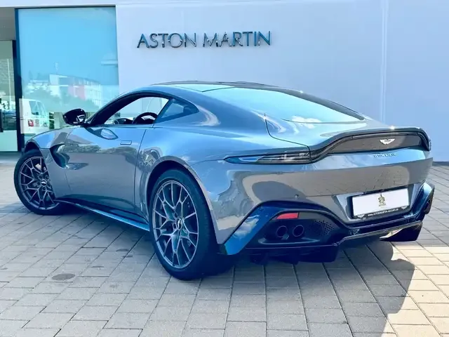 Aston Martin V8