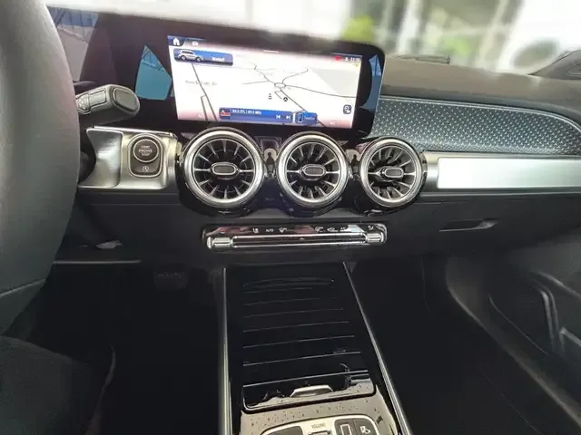 Mercedes-Benz GLB 220