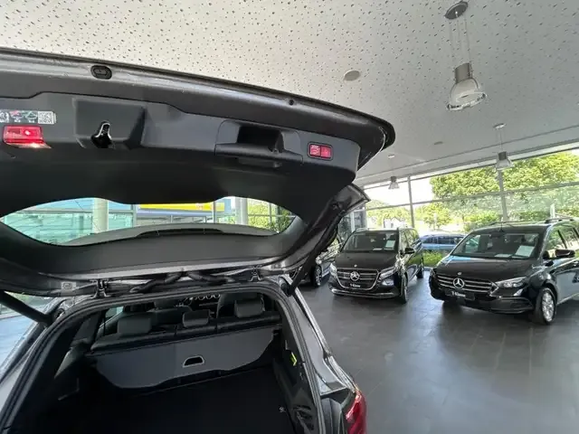 Mercedes-Benz GLB 220